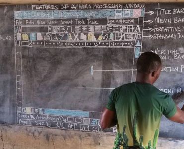 Изображение к новости Учитель из Ганы учил детей информатике с помощью доски и мела