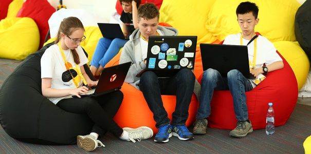Изображение к новости Школьники Яндекс.Лицея делают чат-ботов и игры на Python. Ваш ребёнок тоже сможет!