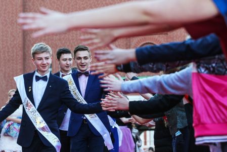 Изображение к новости Как прощаются со школой белорусские и российские выпускники