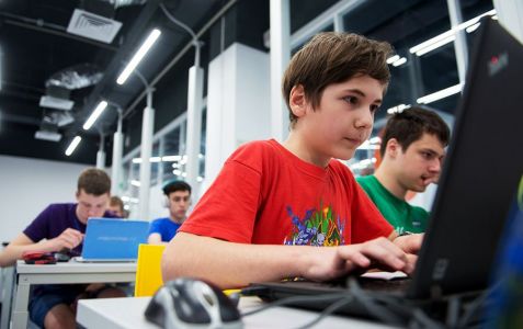 Изображение к новости Можно ли заработать на школьном онлайн-образовании в России